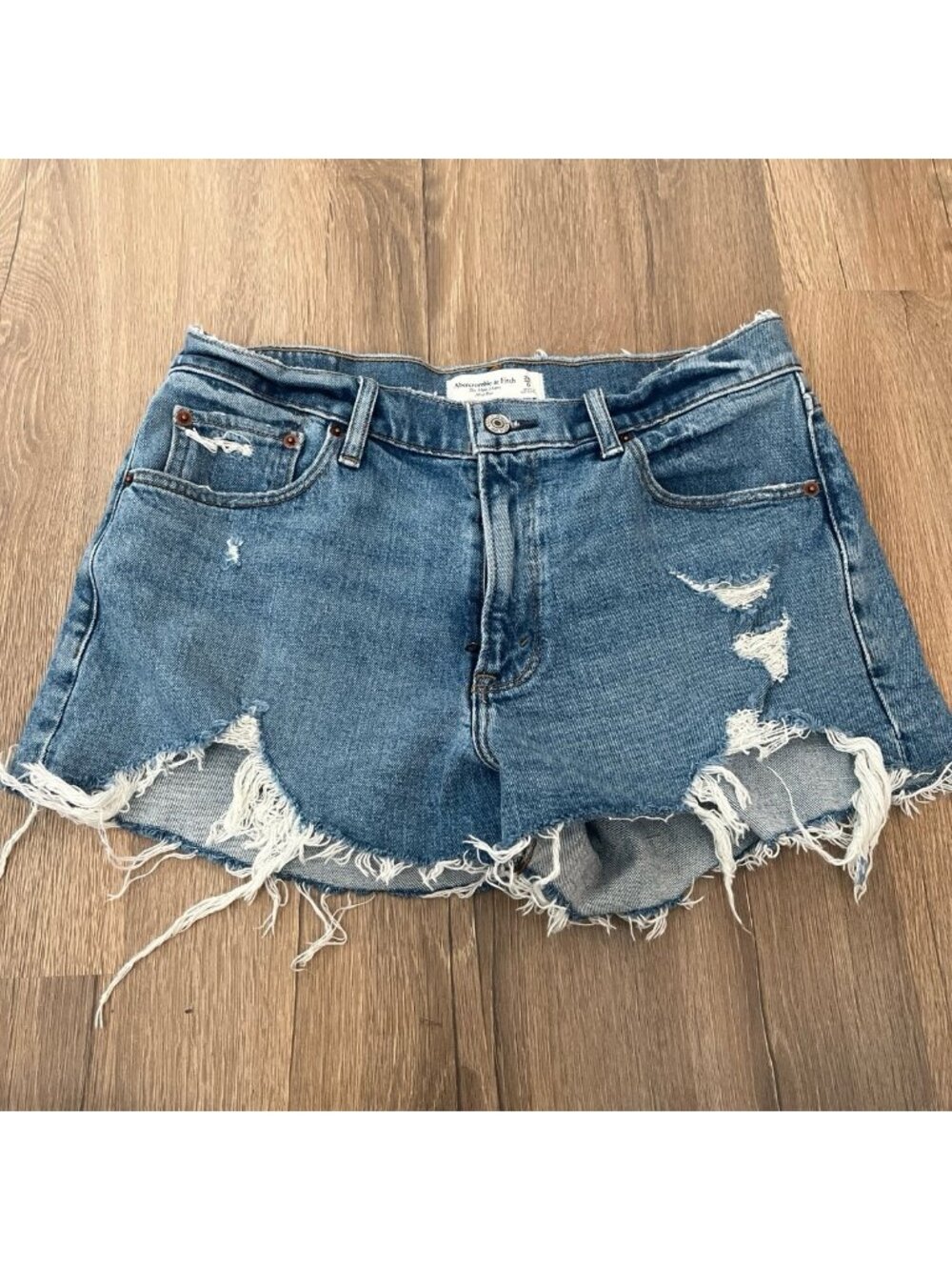 Abercrombie & Fitch "The Mom Short" with a mid-rise fit size 28